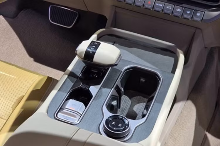 Không chỉ mạnh mẽ, Frontier PRO Plug-in Hybrid còn được đầu tư kỹ lưỡng về mặt trang bị. Xe sở hữu hệ thống treo sau độc lập 5 liên kết, mang lại cảm giác êm ái hơn trong quá trình vận hành.