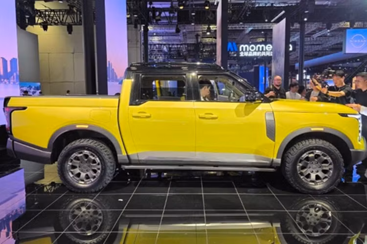 Mẫu bán tải này được trang bị hệ truyền động plug-in hybrid bao gồm động cơ xăng tăng áp 1.5L kết hợp cùng mô-tơ điện và hệ thống sạc ngoài cho tổng công suất cực đại lên tới 408 mã lực và mô-men xoắn 800 Nm.