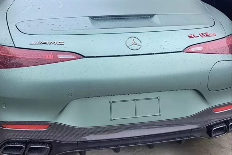 Hiện SL63 cũng chính là chiếc xe Mercedes-AMG đắt đỏ nhất đang được phân phối chính hãng tại thị trường Việt Nam khi có giá 12,29 tỷ đồng, xe đầu tiên về nước mang màu xanh, mui đen, và nhiều khả năng đã có chủ nhân từ trước.