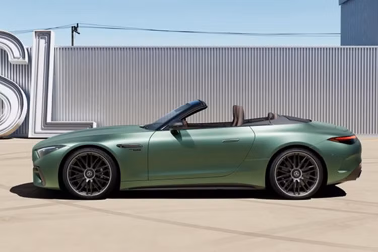 Mercedes-AMG SL63 tại Việt Nam được phân phối chính hãng thuộc thế hệ thứ 7, mang mã R232, sản xuất từ năm 2022 đến nay, so với 2 chiếc xe thể thao hiệu suất cao Mercedes-Benz SL63 AMG xuất hiện trước đó, thế hệ này dùng mui mềm, thay vì mui xếp cứng.