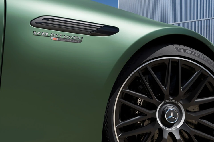 Bước sang thế hệ hoàn toàn mới, Mercedes- AMG SL63 có những thay đổi mạnh mẽ ở phần đầu xe với lưới tản nhiệt mới, đèn pha đẹp mắt, cản trước thay đổi thiết kế. Bên sườn xe có bộ la-zăng mới và đằng sau là nơi đèn hậu LED hay ống xả kép là điểm nhấn.