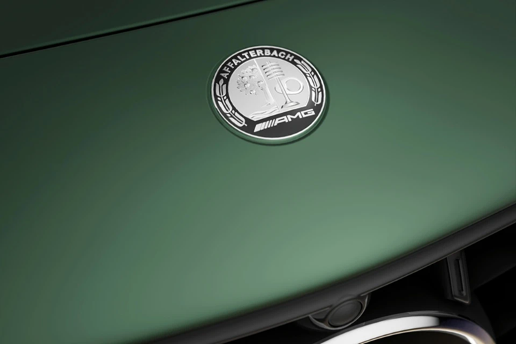 Điểm thú vị nhất trên xe thể thao mui trần tốc độ Mercedes-AMG SL63 sẽ nằm dưới nắp capô, nơi có thứ làm giới mê xe thích thú chính là động cơ V8, dung tích 4.0 lít, tăng áp, sản sinh ra công suất tối đa 577 mã lực và mô-men xoắn cực đại 800 Nm.