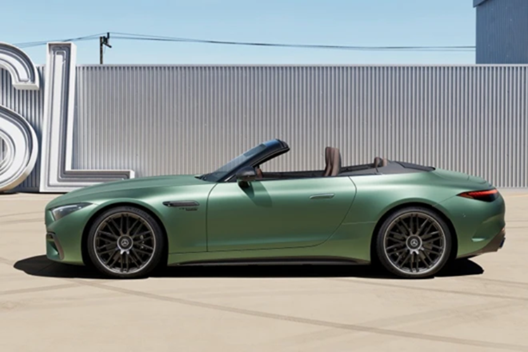 Mercedes-AMG SL63 tại Việt Nam được phân phối chính hãng thuộc thế hệ thứ 7, mang mã R232, sản xuất từ năm 2022 đến nay, so với 2 chiếc xe thể thao hiệu suất cao Mercedes-Benz SL63 AMG xuất hiện trước đó, thế hệ này dùng mui mềm, thay vì mui xếp cứng.