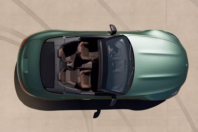 Sức mạnh của động cơ được truyền tải qua hộp số tự động 9 cấp, hệ dẫn động 4 bánh toàn thời gian 4Matic + và hệ thống đánh lái bánh sau là trang bị tiêu chuẩn, nhờ đó, Mercedes-AMG SL63 chỉ mất thời gian 3,5 giây để tăng tốc từ vị trí xuất phát lên 97 km/n.