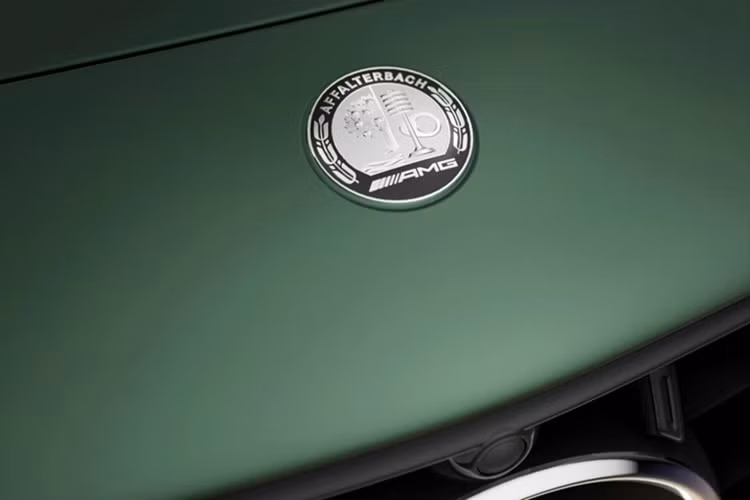 Điểm thú vị nhất trên xe thể thao mui trần tốc độ Mercedes-AMG SL63 sẽ nằm dưới nắp capô, nơi có thứ làm giới mê xe thích thú chính là động cơ V8, dung tích 4.0 lít, tăng áp, sản sinh ra công suất tối đa 577 mã lực và mô-men xoắn cực đại 800 Nm.