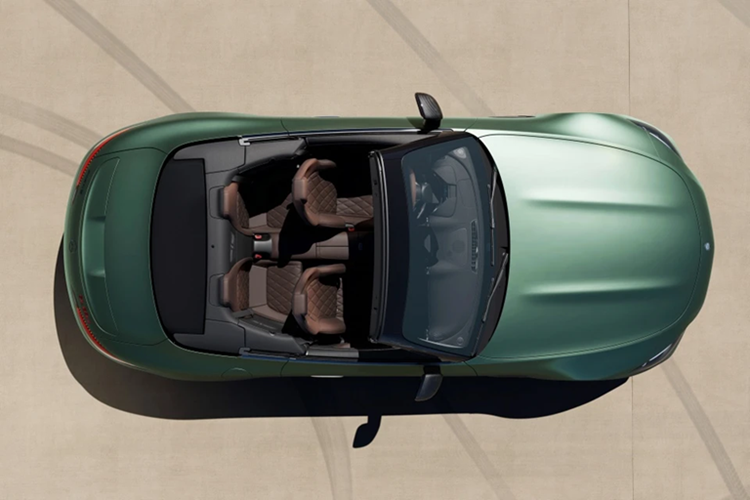 Sức mạnh của động cơ được truyền tải qua hộp số tự động 9 cấp, hệ dẫn động 4 bánh toàn thời gian 4Matic + và hệ thống đánh lái bánh sau là trang bị tiêu chuẩn, nhờ đó, Mercedes-AMG SL63 chỉ mất thời gian 3,5 giây để tăng tốc từ vị trí xuất phát lên 97 km/n.