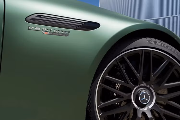 Bước sang thế hệ hoàn toàn mới, Mercedes- AMG SL63 có những thay đổi mạnh mẽ ở phần đầu xe với lưới tản nhiệt mới, đèn pha đẹp mắt, cản trước thay đổi thiết kế. Bên sườn xe có bộ la-zăng mới và đằng sau là nơi đèn hậu LED hay ống xả kép là điểm nhấn.