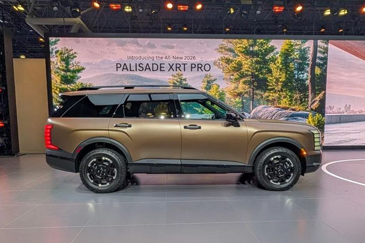 Hệ dẫn động bốn bánh toàn thời gian HTRAC® tích hợp các chế độ Bùn, Cát, Tuyết, cùng khóa vi sai chống trượt điện tử cầu sau (eLSD), giúp xe tự tin chinh phục nhiều loại địa hình phức tạp.