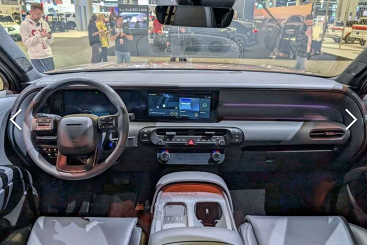 Xe trang bị màn hình giải trí 11,2 inch hỗ trợ cập nhật OTA, dàn âm thanh Bose 14 loa, ghế H-Tex có sưởi/làm mát, cửa sổ trời chỉnh điện, vô-lăng sưởi và cả ổ điện 115V – sẵn sàng cho những thiết bị cắm trại hay nấu nướng khi đi xa.