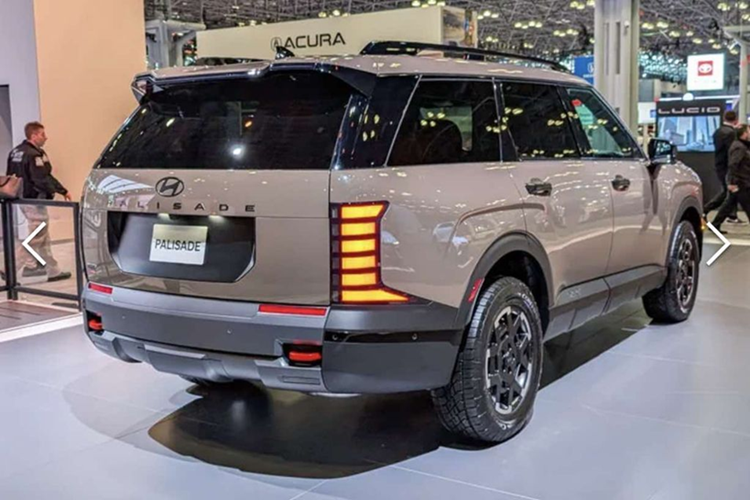 Theo Hyundai, phiên bản XRT Pro sẽ được bán tại Mỹ từ giữa năm nay và cạnh tranh với Ford Xplorer, cùng với các biến thể nâng cấp khác. Dù giá xe Hyundai Palisade XRT Pro 2026 chưa được công bố chính thức nhưng nhiều khả năng sẽ cao hơn mức 44.525 USD (tương đương khoảng 1,15 tỷ đồng) – mức khởi điểm của bản XRT tiêu chuẩn.
