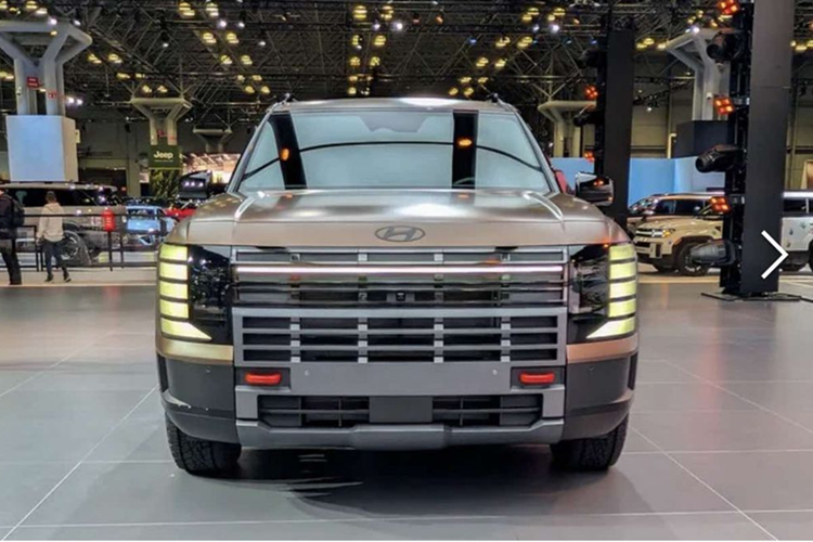 So với bản tiêu chuẩn, mẫu xe SUV Hyundai Palisade XRT PRO 2026 được nâng khoảng sáng gầm lên 8,4 inch – tăng thêm 1 inch – kèm theo bộ lốp địa hình chuyên dụng, móc cứu hộ sơn đỏ trước/sau và các góc tiếp cận – thoát cải tiến đáng kể.