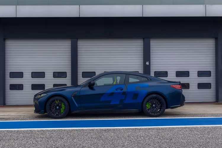 BMW M4 CS Edition VR46 2025 mới được phát triển từ phiên bản hiệu suất cao của BMW M4 CS với phong cách "The Doctor", vốn từng xuất hiện trên chiếc Yamaha YZR-M1 và bây giờ là M4 GT3 EVO.