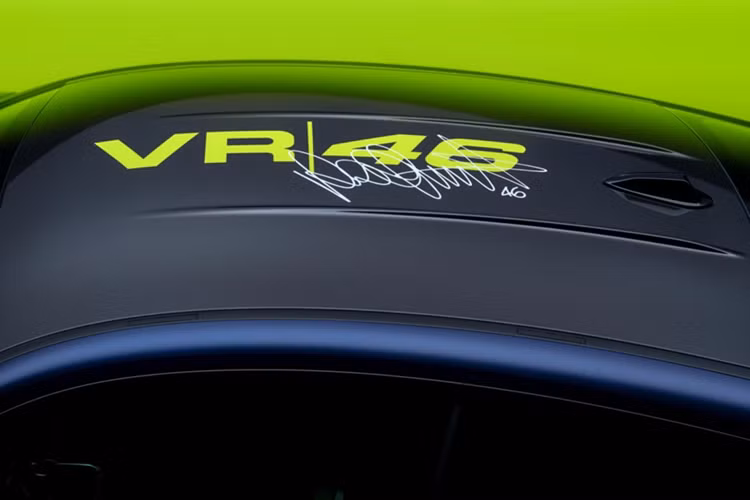 BMW M4 CS Edition VR46 được sản xuất giới hạn 46 chiếc cho mỗi phiên bản Style Edition hay Sport Edition. Mức giá của phiên bản này từ 155.000 USD (tương đương 3,95 tỷ đồng), cao hơn 31.500 USD (804 triệu đồng) so với chiếc M4 CS bản tiêu chuẩn.