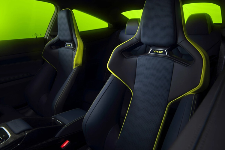 BMW M4 CS Edition VR46 trang bị động cơ 6 xy-lanh thẳng hàng M TwinPower Turbo 3.0L, sản sinh công suất tối đa 550 mã lực và mô-men xoắn cực đại 650 Nm. Kết hợp hộp số 8 cấp M Steptronic với tính năng Drivelogic và hệ dẫn động 4 bánh M xDrive. Khả năng tăng tốc từ 0-100 km/h trong 3,4 giây và tốc độ tối đa 302 km/h.