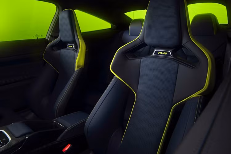 BMW M4 CS Edition VR46 trang bị động cơ 6 xy-lanh thẳng hàng M TwinPower Turbo 3.0L, sản sinh công suất tối đa 550 mã lực và mô-men xoắn cực đại 650 Nm. Kết hợp hộp số 8 cấp M Steptronic với tính năng Drivelogic và hệ dẫn động 4 bánh M xDrive. Khả năng tăng tốc từ 0-100 km/h trong 3,4 giây và tốc độ tối đa 302 km/h.