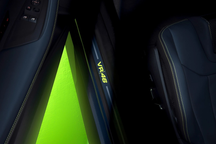 Các chi tiết kẹp phanh, viền mâm có các trang trí đặc trưng, viền cửa sổ... sơn màu vàng chanh quen thuộc của Rossi, thường xuất hiện trên xe đua và trang phục. Phần mui xe trang trí với logo VR46 kích thước lớn màu vàng chanh, đi kèm chữ ký của nhà vô địch thế giới người Italy.