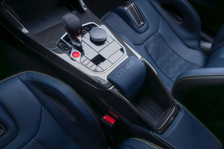 Logo VR46 cũng xuất hiện trên tựa lưng, bệ bước... Tựa tay trung tâm được ốp carbon, đi kèm logo có dòng chữ "1/46" với số lượng sản xuất giới hạn của phiên bản này.