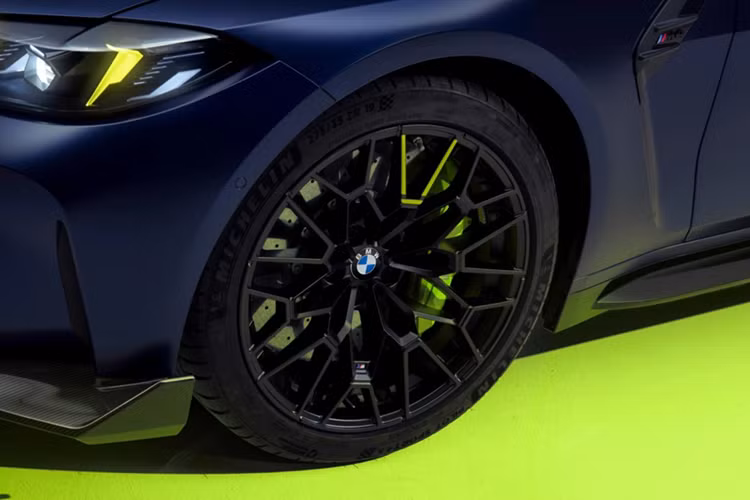 Đối các chủ nhân M4 CS Edition VR46, họ không chỉ sở hữu chiếc xe tuyệt vời mà còn được trải nghiệm đặc biệt tại trường đua VR46 Motor Ranch của Valentino Rossi ở Tavullia, gặp gỡ trực tiếp tay đua huyền thoại này.