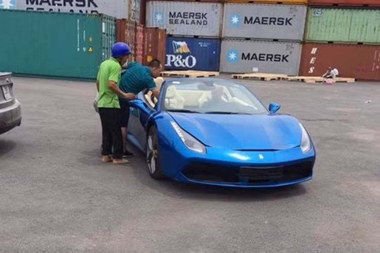 Nội thất chiếc Ferrari 488 Spider màu xanh dương có ghế ngồi bọc da màu trắng kết hợp cùng các sọc màu xanh. Siêu xe Ferrari 488 Spider vẫn sở hữu động cơ V8, tăng áp kép, dung tích 3.9 lít, sản sinh công suất tối đa 661 mã lực tại và mô-men xoắn cực đại 760 Nm tương tự như bản Coupe.
