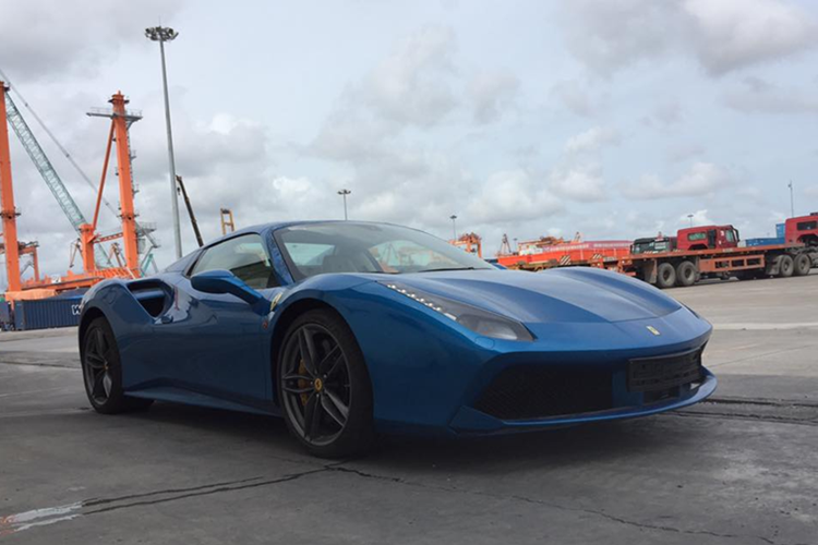 Khi đeo biển CV, giá xe Ferrari 488 Spider không quá 12 tỷ đồng. Điểm khác biệt so với siêu xe Ferrari 488 GTB, phần mui xếp cứng của Ferrari 488 Spider có thể dễ dàng đóng hoặc mở trong thời gian từ 14 đến 16 giây.