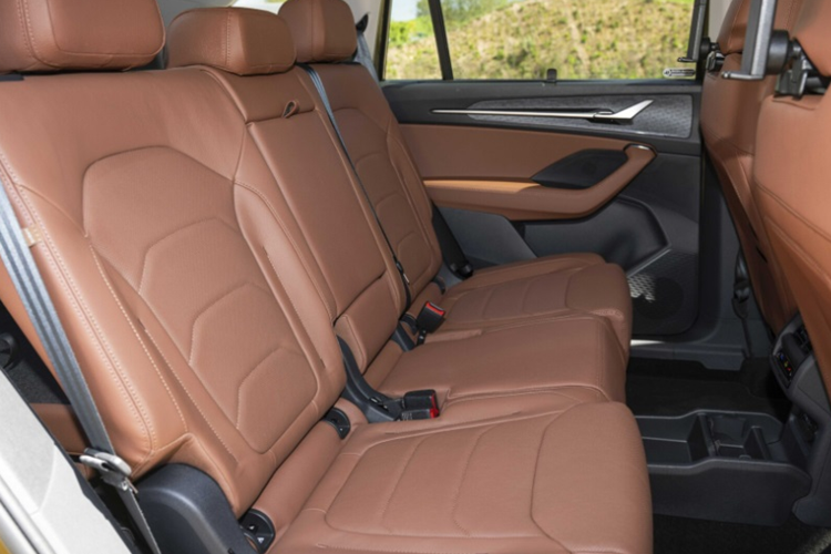 Tại VMS 2024, Kodiaq 2025 phiên bản cao cấp Sportline được trang bị bộ mâm kích thước 20 inch. Phiên bản tiêu chuẩn dùng mâm có kích cỡ nhỏ hơn.