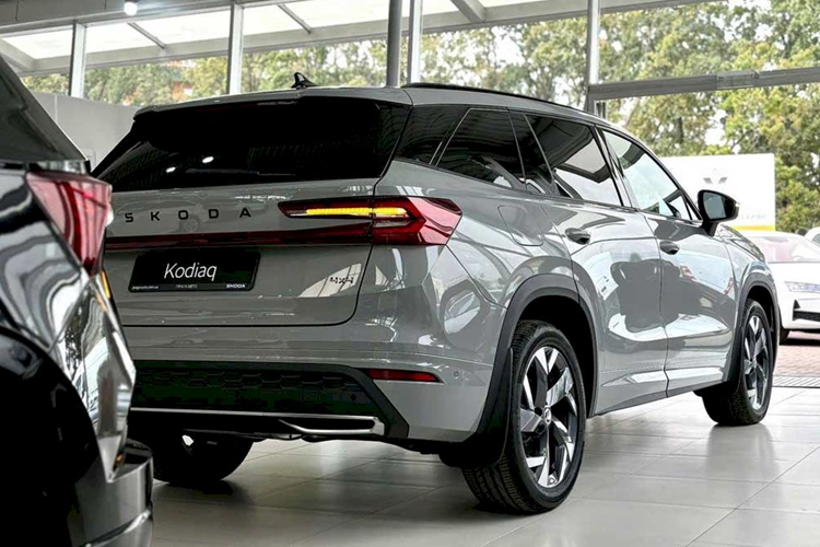 Trong khi đó, cần số của mẫu SUV này được chuyển từ cụm điều khiển trung tâm lên phía sau vô lăng. Bản cao cấp có cửa sổ trời toàn cảnh, hệ thống âm thanh 12 loa Canton, 4 cổng sạc USB-C, ghế trước tích hợp mát-xa đi cùng vật liệu nội thất cao cấp hơn.