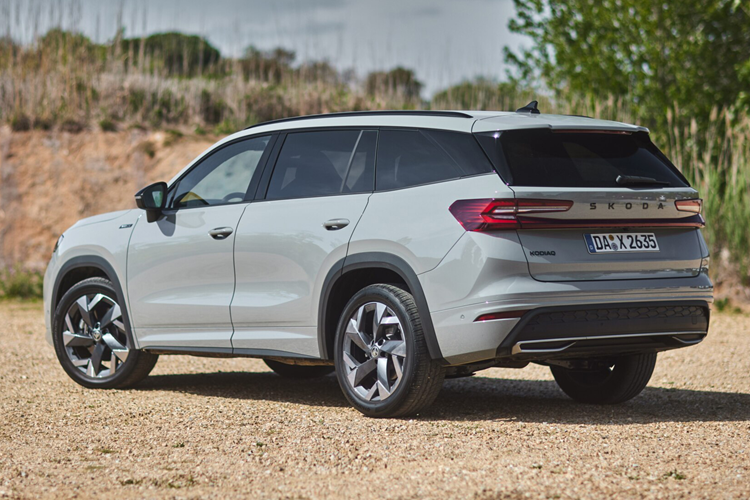 Skoda Kodiaq thế hệ hiện tại đang được một số đại lý ưu đãi tới 200 triệu đồng tại Việt Nam. Sau ưu đãi, phiên bản tiêu chuẩn có giá 989 triệu đồng. Bản cao cấp có giá 1,218 tỷ đồng.