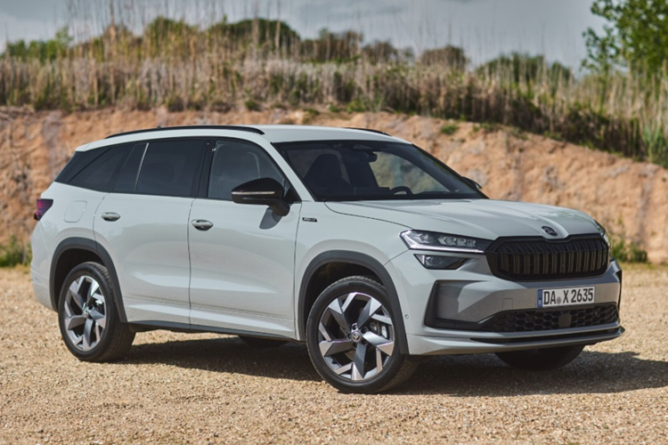 Theo đó, Skoda Kodiaq 2025 mới sẽ được phân phối tại Việt Nam với 2 phiên bản là Selection tiêu chuẩn (thay vị trí bản Ambition) và bản cao cấp Sportline (thay cho bản Style). Bản Sportline cao cấp có giá tạm tính là 1,6 tỷ đồng.