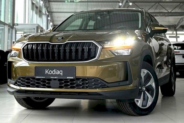 Mẫu xe SUV Skoda Kodiaq 2025 sở hữu kích thước dài x rộng x cao lần lượt là 4.758 x 1.864 x 1.657 mm và chiều dài cơ sở 2.791 mm. So với thế hệ tiền nhiệm, xe dài hơn 61 mm, hẹp hơn 18 mm, thấp hơn 24 mm trong khi chiều dài cơ sở giữ nguyên.