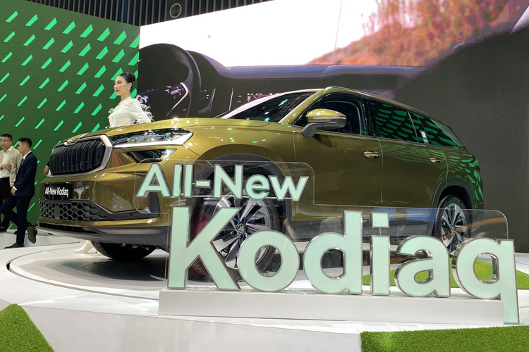 Về nội thất, khoang cabin của Kodiaq mới có thiết kế hiện đại và tối giản. Xe được trang bị màn hình thông tin giải trí 12,9 inch cùng cụm đồng hồ đo kỹ thuật số 10,25 inch và màn hình HUD. Cụm điều khiển trung tâm cũng được thiết kế lại trông gọn gàng hơn.