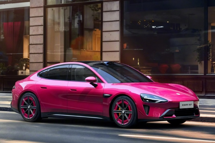 Xiaomi SU7 tiêu chuẩn vẫn được trang bị một động cơ điện cho công suất 299 mã lực. Mô tơ điện kết hợp cùng bộ pin 73,6 kWh cho phạm vi di chuyển tối đa lên đến 750 km/sạc. Nếu dùng mâm 20 inch thì phạm vi hoạt động giảm xuống 628 km/sạc.