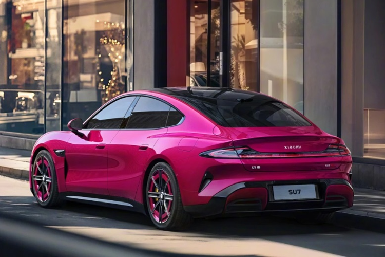 Trong khi đó, SU7 Pro cũng được trang bị một động cơ điện cho công suất 299 mã lực nhưng động cơ kết hợp với cụm pin có dung lượng 94,3 kWh, cho phạm vi hoạt động lên tới 830 km/sạc. Nếu dùng mâm 20 inch thì phạm vi hoạt động giảm xuống 758 km/sạc.