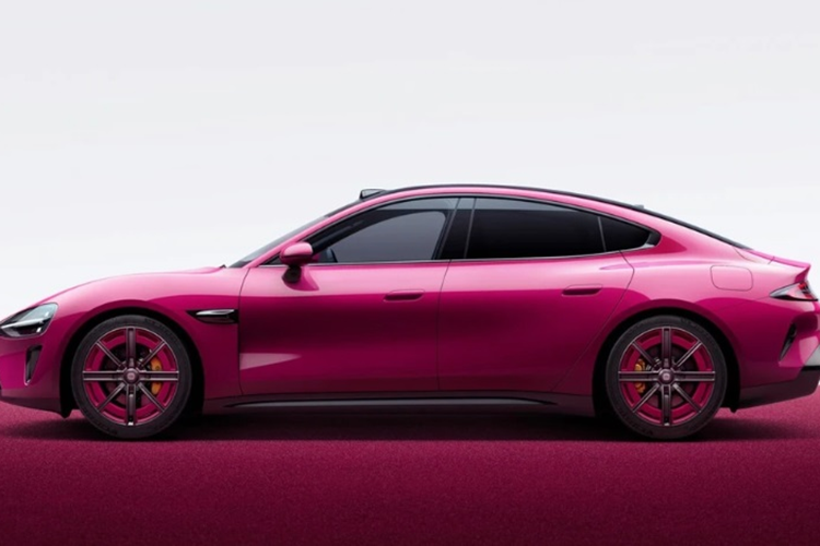 SU7 là mẫu sedan cỡ trung có kích thước chiều dài x rộng x cao lần lượt là 4.997 x 1.963 x 1.440/1.455 mm, cùng chiều dài cơ sở 3.000 mm. Kích thước này có phần lớn hơn Tesla Model 3 của Elon Musk. Theo Xiaomi, SU7 có khả năng cản gió chỉ Cd 0,195, đây là mức thấp nhất trong số các xe sản xuất trên toàn thế giới.