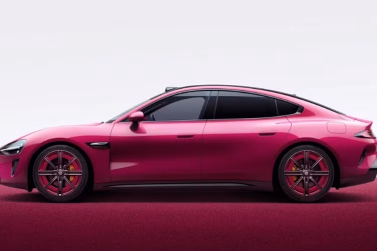 SU7 là mẫu sedan cỡ trung có kích thước chiều dài x rộng x cao lần lượt là 4.997 x 1.963 x 1.440/1.455 mm, cùng chiều dài cơ sở 3.000 mm. Kích thước này có phần lớn hơn Tesla Model 3 của Elon Musk. Theo Xiaomi, SU7 có khả năng cản gió chỉ Cd 0,195, đây là mức thấp nhất trong số các xe sản xuất trên toàn thế giới.