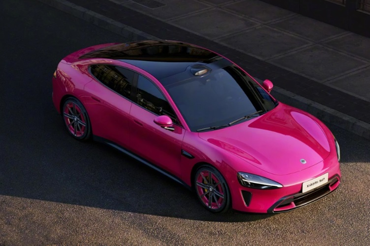 Là “con cưng” của Xiaomi - nhà sản xuất smartphone nổi tiếng thế giới nên không có gì đáng ngạc nhiên khi SU7 được trang bị hàng loạt công nghệ tiên tiến bao gồm: cảm biến LiDAR, 11 camera HD, 3 radar sóng milimet và 12 radar siêu âm, hỗ trợ lái xe bán tự động và đỗ xe tự động.