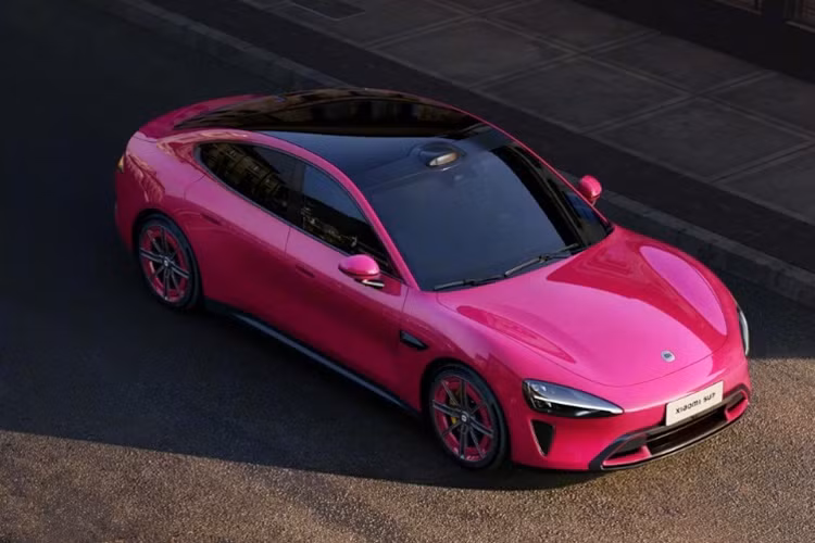 Là “con cưng” của Xiaomi - nhà sản xuất smartphone nổi tiếng thế giới nên không có gì đáng ngạc nhiên khi SU7 được trang bị hàng loạt công nghệ tiên tiến bao gồm: cảm biến LiDAR, 11 camera HD, 3 radar sóng milimet và 12 radar siêu âm, hỗ trợ lái xe bán tự động và đỗ xe tự động.