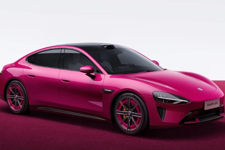 Khách hàng muốn sở hữu bộ mâm 8 chấu khí động học có kích thước 20 inch với phần viền màu hồng Brilliant Magenta cùng kẹp phanh Brembo sẽ phải chi thêm khoảng 6.000 nhân dân tệ (khoảng 20,8 triệu VNĐ). Ngoài những trang bị trên, mẫu xe điện Xiaomi SU7 15th Anniversary không có điểm khác biệt gì so với SU7 thường.