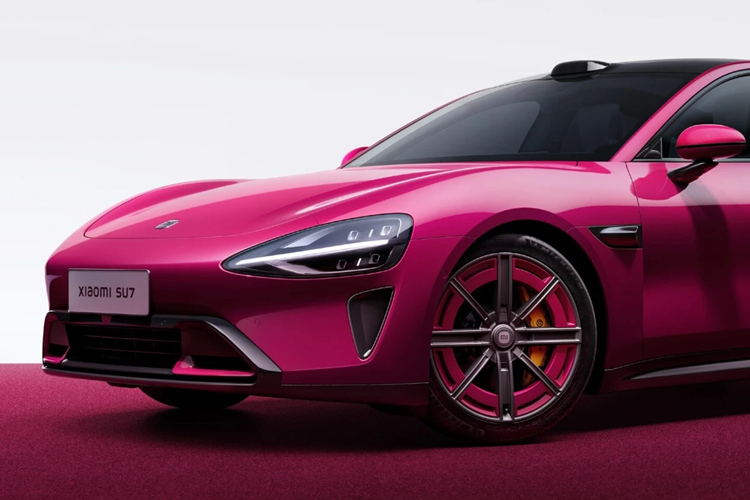 Phiên bản cao cấp nhất Xiaomi SU7 Max được trang bị 2 động cơ điện có sức mạnh tối đa 673 mã lực. Mô tơ điện kết hợp với bộ pin có dung lượng 101 kWh và hệ dẫn động 4 bánh giúp xe có thể di chuyển tối đa 800 km/ sạc. Nếu dùng mâm 20 inch thì phạm vi hoạt động giảm xuống 750 km/sạc.