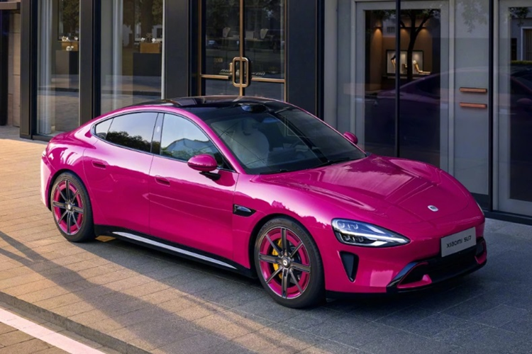 Đặc biệt, Xiaomi SU7 phiên bản giới hạn này còn sở hữu màu ngoại thất hồng cánh sen Brilliant Magenta cực kỳ bắt mắt. Xiaomi cũng bổ sung cho mẫu SU7 4 tùy chọn mâm mới.