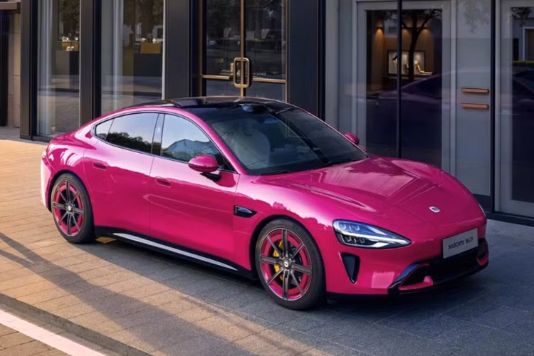 Đặc biệt, Xiaomi SU7 phiên bản giới hạn này còn sở hữu màu ngoại thất hồng cánh sen Brilliant Magenta cực kỳ bắt mắt. Xiaomi cũng bổ sung cho mẫu SU7 4 tùy chọn mâm mới.