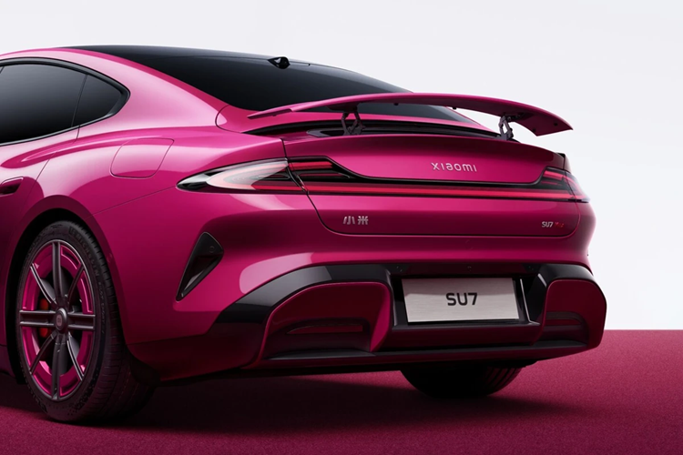 Xe có khả năng tăng tốc từ 0 lên 100 km/h với phiên bản tiêu chuẩn, Pro và Max lần lượt là 5,28 giây, 5,7 giây và 2,78 giây. Bản tiêu chuẩn được trang bị hệ thống an toàn Xiaomi Pilot Pro, trong khi bản Pro và Max sở hữu công nghệ Xiaomi Pilot Max.