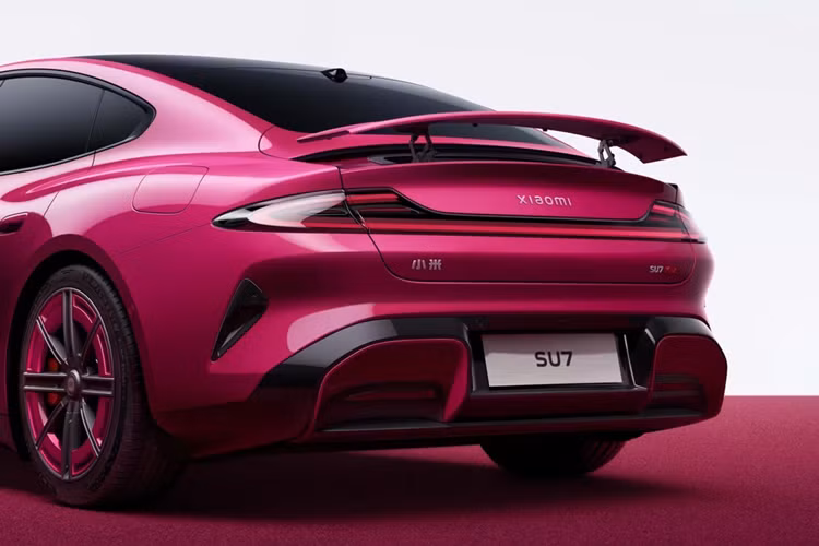 Xe có khả năng tăng tốc từ 0 lên 100 km/h với phiên bản tiêu chuẩn, Pro và Max lần lượt là 5,28 giây, 5,7 giây và 2,78 giây. Bản tiêu chuẩn được trang bị hệ thống an toàn Xiaomi Pilot Pro, trong khi bản Pro và Max sở hữu công nghệ Xiaomi Pilot Max.