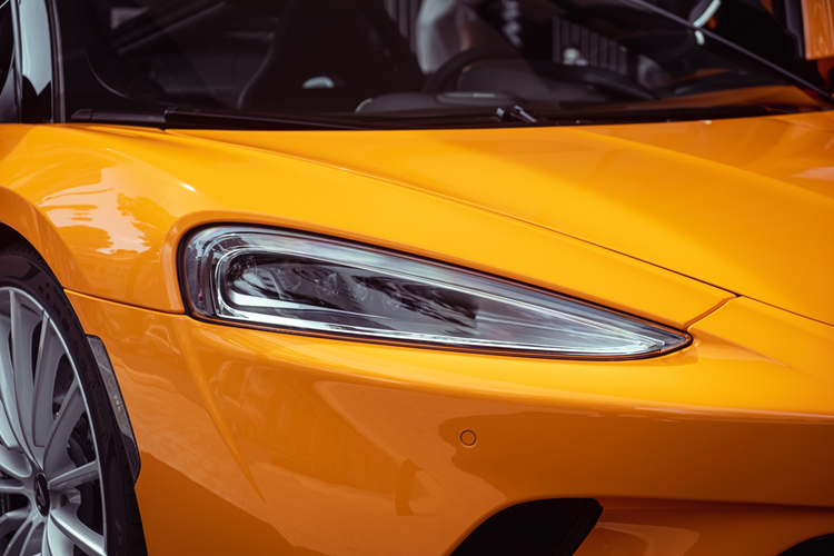 Ở thiết kế, siêu xe McLaren GT làm dâu Hà Nội có đèn pha LED mới sắc cạnh và đèn hậu LED nằm ngang, tương tự như các siêu xe McLaren khác, phiên bản Grand Touring cũng sở hữu bộ cửa cánh bướm thời trang và dễ dàng giúp chủ nhân cũng như hành khách ra vào xe thoải mái.