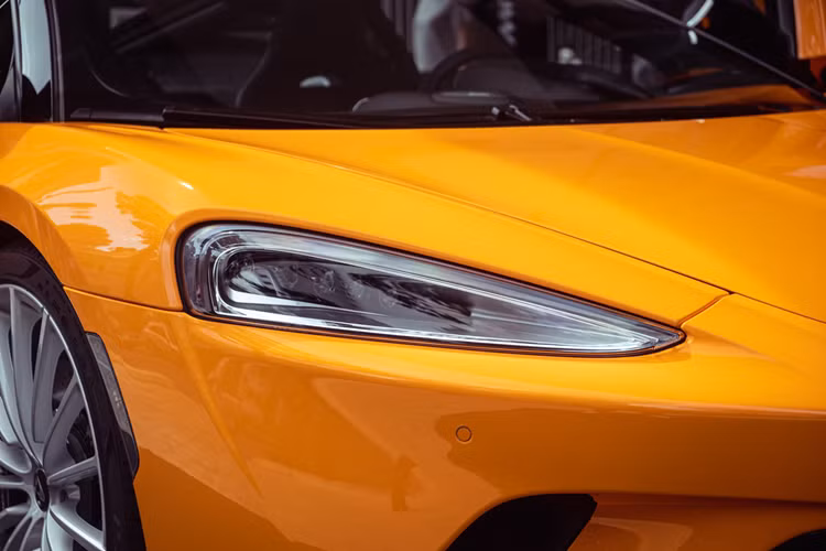 Ở thiết kế, siêu xe McLaren GT làm dâu Hà Nội có đèn pha LED mới sắc cạnh và đèn hậu LED nằm ngang, tương tự như các siêu xe McLaren khác, phiên bản Grand Touring cũng sở hữu bộ cửa cánh bướm thời trang và dễ dàng giúp chủ nhân cũng như hành khách ra vào xe thoải mái.