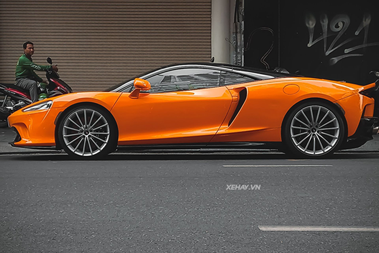 Động cơ trên siêu xe McLaren GT sẽ đi kèm với hộp số ly hợp kép 7 cấp, nhờ đó, mẫu siêu xe Grand Tourer của hãng xe McLaren có thể hoàn thành việc tăng tốc từ vị trí xuất phát lên 100 km/h chỉ trong thời gian 3,2 giây trước khi đạt tốc độ tối đa là 326 km/h.