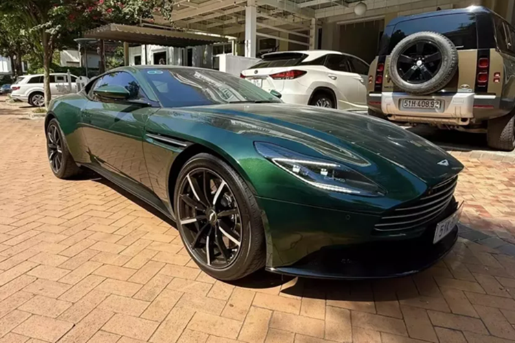 Chẳng hạn 1 chiếc Aston Martin DB11 siêu lướt mang biển kiểm soát 51K-88.999 rất đẹp mắt đã được chủ nhân chọn màu xanh lục bảo, 1 bộ áo rất đậm chất các xe đua Anh quốc, đi kèm với đó nhiều chi tiết sơn đen, cùng bộ mâm đa chấu kép sơn 2 tông màu đối lập là đen và trắng.