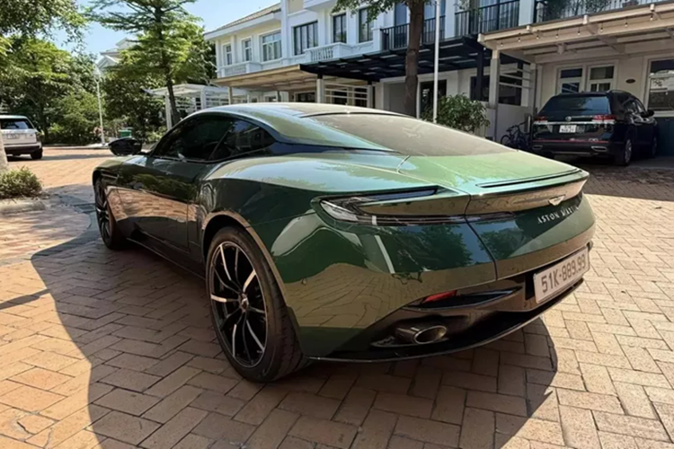 Chiếc Aston Martin DB11 này được tiết lộ đời 2022, đăng ký lần đầu tiên vào năm 2024, và chỉ sau vài tháng, khi mà đồng hồ công tơ mét chỉ hơn 1.300 km, chủ nhân đã bán lại cho thương lái, và hiện xe đang được chào bán lại với mức giá hơn 13 tỷ đồng, tiết kiệm đâu đó gần 6 tỷ đồng cho người chơi sau.