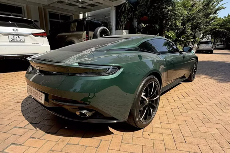 Aston Martin vẫn giữ kiểu tay nắm cửa truyền thống của mình cho các dòng xe sau này và mẫu xe thể thao hạng sang DB11 V8 cũng không ngoại lệ. Để mở cửa, ngoài việc ấn nút mở trên chìa khóa khách hàng còn phải dùng 1 ngón tay ấn vòng chốt cửa để tay nắm bật ra mới có thể mở cửa.