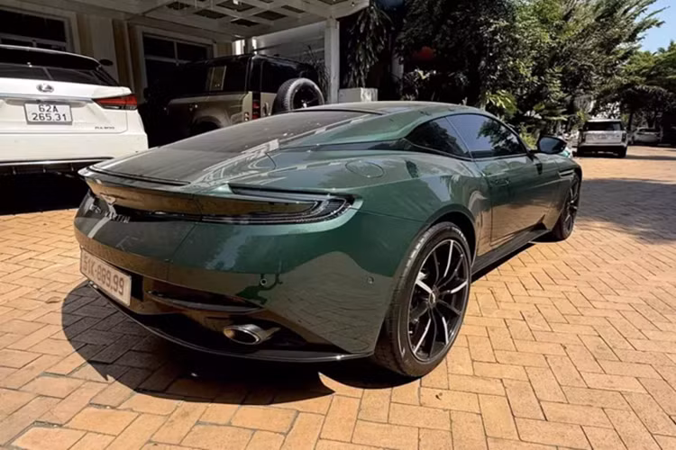 Aston Martin vẫn giữ kiểu tay nắm cửa truyền thống của mình cho các dòng xe sau này và mẫu xe thể thao hạng sang DB11 V8 cũng không ngoại lệ. Để mở cửa, ngoài việc ấn nút mở trên chìa khóa khách hàng còn phải dùng 1 ngón tay ấn vòng chốt cửa để tay nắm bật ra mới có thể mở cửa.