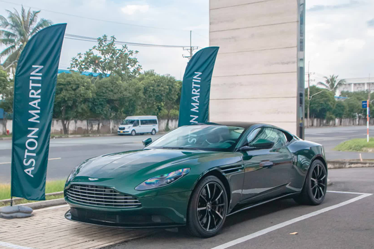 Động cơ trên Aston Martin DB11 V8 sẽ kết hợp cùng hộp số tự động 8 cấp của ZF, truyền sức mạnh tới cầu sau, nhờ đó, mẫu xe thể thao hạng sang có thể tăng tốc từ vị trí xuất phát lên 100 km/h trong thời gian chỉ 4 giây và đạt vận tốc tối đa 301 km/h.